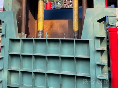 江陰產(chǎn)250噸立式打包機(jī)，包塊1.1?1.6米圖3
